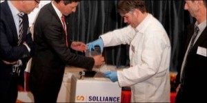 Wiro Zijlmans (CEO of Smit Ovens and chairman of the Industrial Advisory Board of Solliance) places the first CIGS-cell produced on the new line in its socket