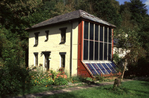 Huis met zonnepanelen tegen een muur