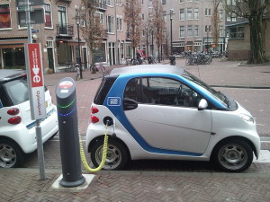 Opladen van een elektrische auto in Amsterdam