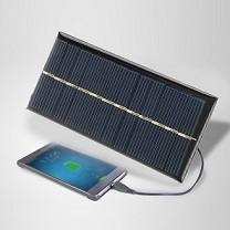 Smartphone met klein zonnepaneel.
