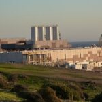 Momenteel zijn ontziltingsinstallaties heel groot. Ontziltingsfabriek Port Stanvac in Adelaide, Australia. Foto: Vmenkov, Wikimedia Commons.