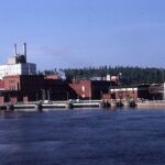 Veel lignine ontstaat als bijproduct bij de papierfabricage. Kuusankoski papierfabriek, 1987. Foto: Felix O, Wikimedia Commons.